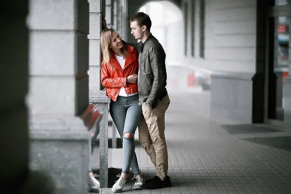 Ung Familj Staden Höst Promenad Älskare Jackor Promenader Höststaden — Stockfoto