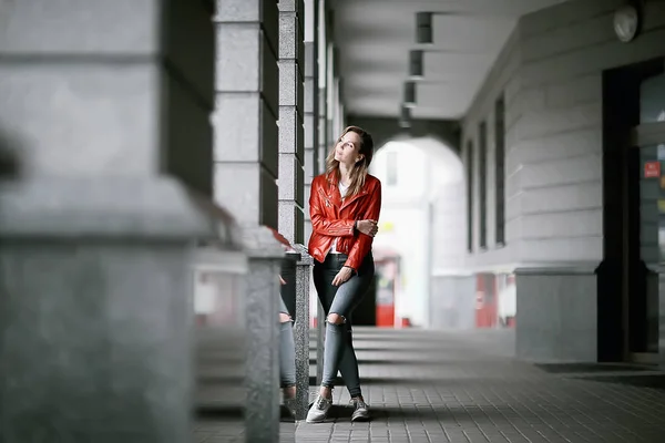 Spaziergängerin Moskau Einsames Mädchen Herbst Spaziert Jacke Durch Die Stadt — Stockfoto