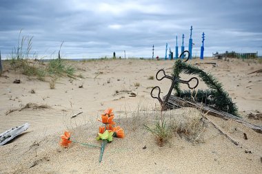 bir çöl mezarlığı / iklim değişikliği kavramı ısınma, felaket, kıyamet, Hıristiyan mezarlık mezar haçlar