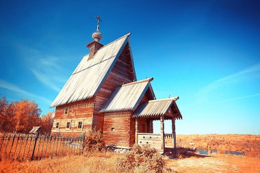 Ahşap kilise Rusya 'daki Volga / din manzarasına ulaşıyor