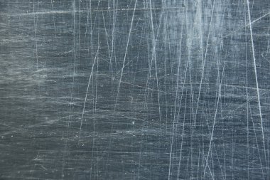 Metal, metaldeki mavi arkaplan çiziklerini soyut / boş çerçeve çizer