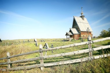 Ahşap kilise Rusya 'daki Volga / din manzarasına ulaşıyor