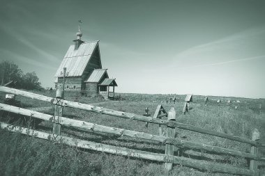 Ahşap kilise Rusya 'daki Volga / din manzarasına ulaşıyor