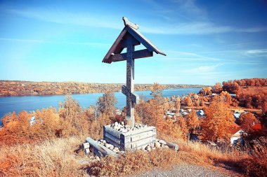 Ahşap kilise Rusya 'daki Volga / din manzarasına ulaşıyor