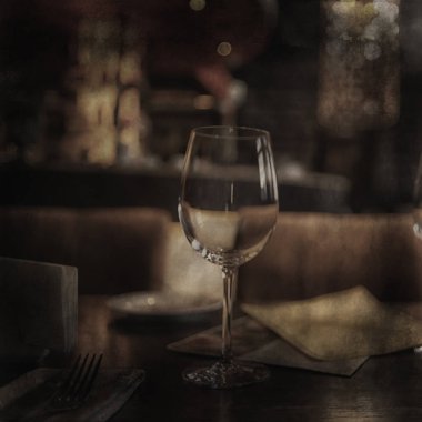 kırmızı şarap cam / vintage arka plan, eski fıçı şarap, alkol tatma