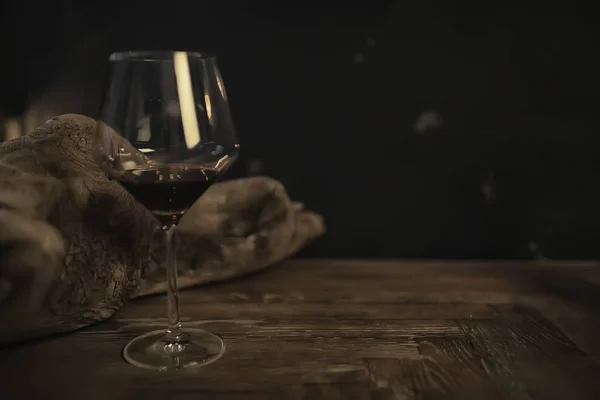 概念酒精杯 美丽的玻璃 酒楼品尝老年葡萄酒 — 图库照片