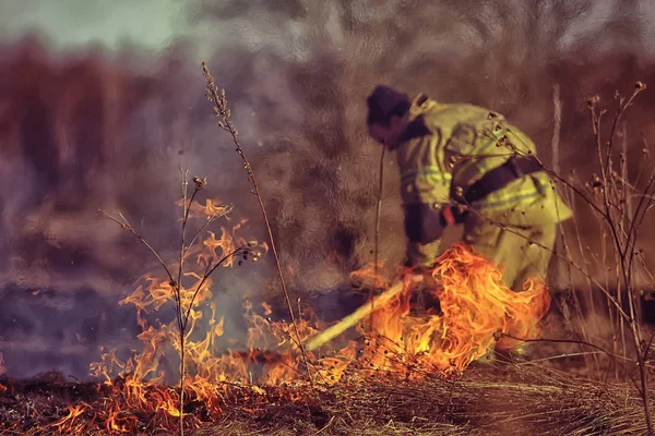 Pompier Éteint Herbe Feu Forêt Brûlures Herbe Sèche Coups Vent — Photo