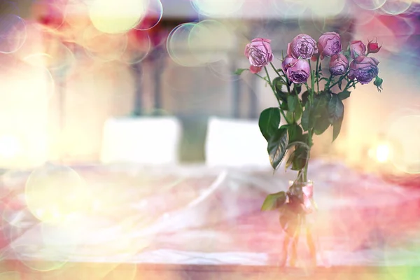 ベッドでバラの花束 ロマンスコンセプト ハネムーンの背景 — ストック写真