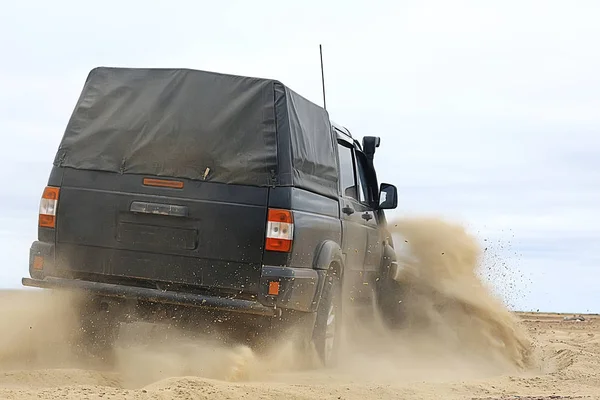 砂漠でのSuv 古いヴィンテージ全地形車両 砂の上の砂漠での探検 極端な車 — ストック写真