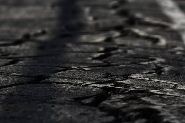 asfalt yolda çatlaklar doku / soyut arka plan çatlakları asfalt asfalt