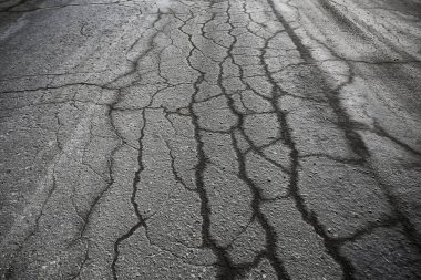 asfalt yolda çatlaklar doku / soyut arka plan çatlakları asfalt asfalt