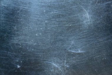 Metal, metaldeki mavi arkaplan çiziklerini soyut / boş çerçeve çizer