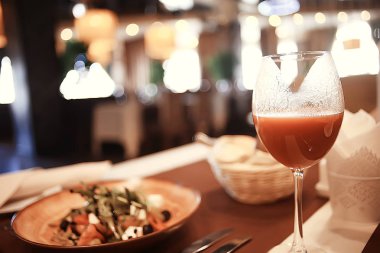 bir kafede bir masada iç restoran sofra / çatal ve sofra, güzel catering sanayi