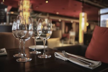 bir kafede bir masada iç restoran sofra / çatal ve sofra, güzel catering sanayi
