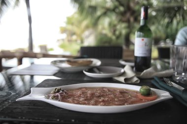 bir kafede bir masada iç restoran sofra / çatal ve sofra, güzel catering sanayi