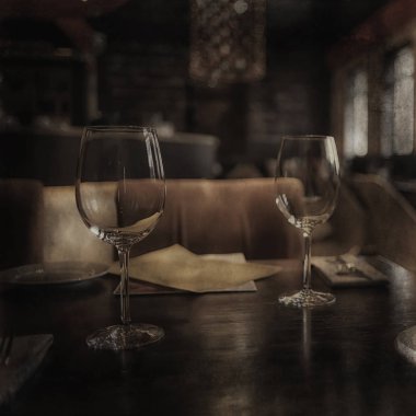 kırmızı şarap cam / vintage arka plan, eski fıçı şarap, alkol tatma