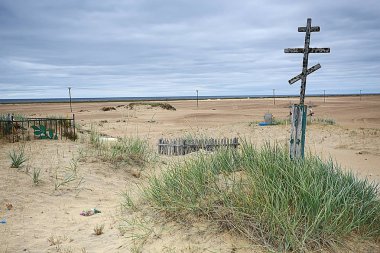 bir çöl mezarlığı / iklim değişikliği kavramı ısınma, felaket, kıyamet, Hıristiyan mezarlık mezar haçlar
