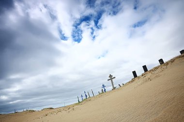 bir çöl mezarlığı / iklim değişikliği kavramı ısınma, felaket, kıyamet, Hıristiyan mezarlık mezar haçlar