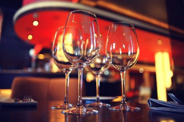 bir kafede bir masada iç restoran sofra / çatal ve sofra, güzel catering sanayi