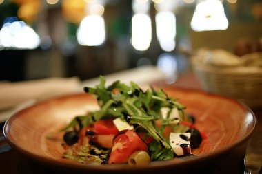 bir kafede bir masada iç restoran sofra / çatal ve sofra, güzel catering sanayi