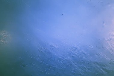 Metal, metaldeki mavi arkaplan çiziklerini soyut / boş çerçeve çizer