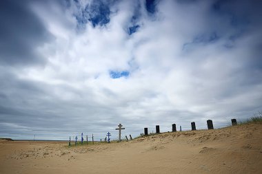 bir çöl mezarlığı / iklim değişikliği kavramı ısınma, felaket, kıyamet, Hıristiyan mezarlık mezar haçlar
