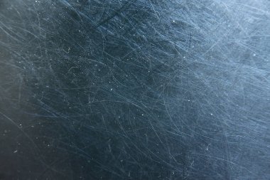 Metal, metaldeki mavi arkaplan çiziklerini soyut / boş çerçeve çizer