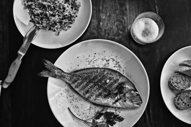 bir restoranda dorado ızgara / balık bir restoranda kızarmış, kömür üzerinde güzel bir deniz ürünleri ızgara