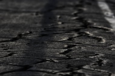 asfalt yolda çatlaklar doku / soyut arka plan çatlakları asfalt asfalt
