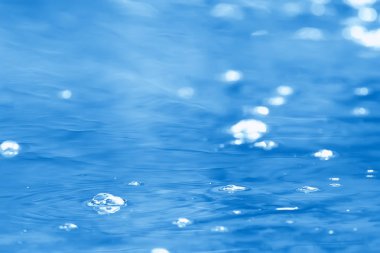 kavram mavi soyut arka plan su / okyanus, su üzerinde göl dalgaları, nehir üzerinde dalgalanmaların yansıması