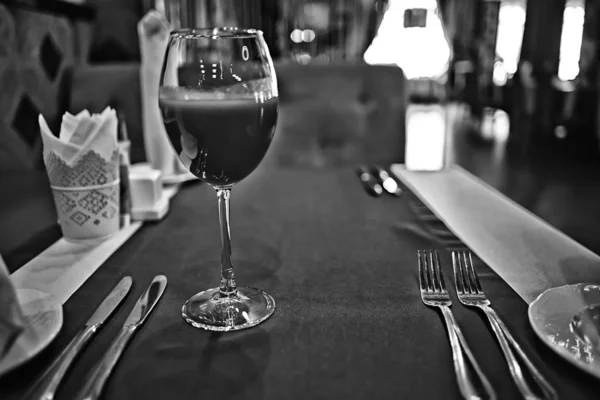 Πιρούνι Και Μαχαίρι Που Εξυπηρετούν Στο Εσωτερικό Του Εστιατορίου Τραπέζι — Φωτογραφία Αρχείου