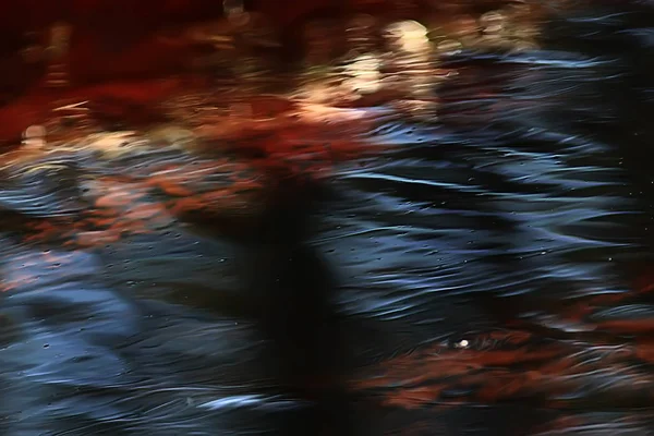 茶色の流れ上の抽象的な背景波紋 沼地の水質茶色 — ストック写真