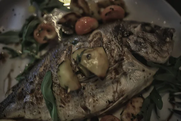 多拉多烧烤在餐厅 鱼炸在餐厅 一个美丽的海鲜烧烤木炭 — 图库照片