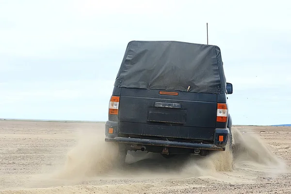 砂漠でのSuv 古いヴィンテージ全地形車両 砂の上の砂漠での探検 極端な車 — ストック写真