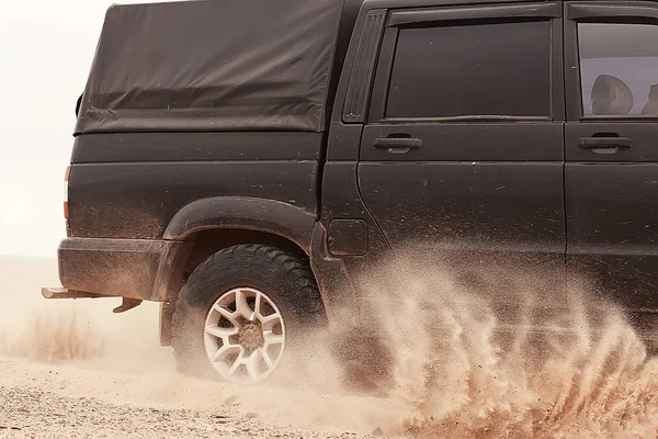 Suv在沙漠 老复古全地形车辆 在沙漠上的沙漠探险 极端汽车 — 图库照片