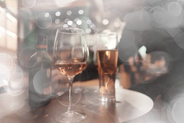 bir kafede bir masada iç restoran sofra / çatal ve sofra, güzel catering sanayi