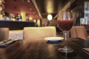 bir kafede bir masada iç restoran sofra / çatal ve sofra, güzel catering sanayi