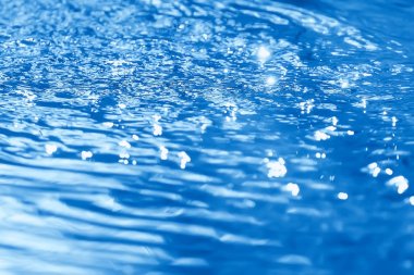 kavram mavi soyut arka plan su / okyanus, su üzerinde göl dalgaları, nehir üzerinde dalgalanmaların yansıması