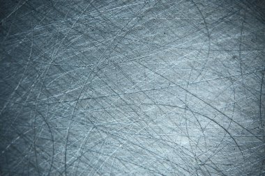 Metal, metaldeki mavi arkaplan çiziklerini soyut / boş çerçeve çizer