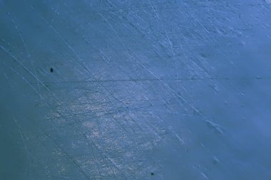 Metal, metaldeki mavi arkaplan çiziklerini soyut / boş çerçeve çizer