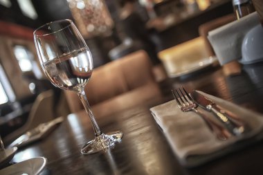 bir kafede restoran / masa, gıda sanayi catering, menü iç hizmet veren çatal ve bıçak