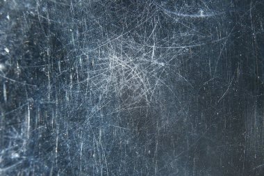 Metal, metaldeki mavi arkaplan çiziklerini soyut / boş çerçeve çizer