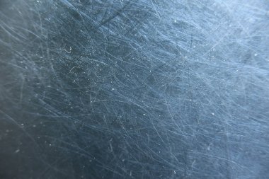 Metal, metaldeki mavi arkaplan çiziklerini soyut / boş çerçeve çizer