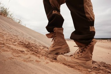 çölde askeri tatbikatlar / ordu botları bacaklar, çöl askerleri