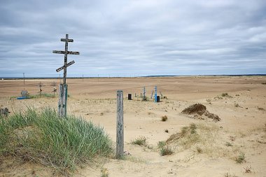 bir çöl mezarlığı / iklim değişikliği kavramı ısınma, felaket, kıyamet, Hıristiyan mezarlık mezar haçlar