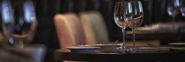 panorama restoran ayarı / uzun dar arka plan iç kafe çatal