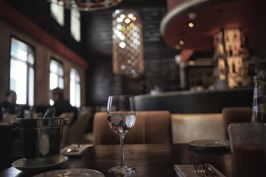 bir kafede bir masada iç restoran sofra / çatal ve sofra, güzel catering sanayi