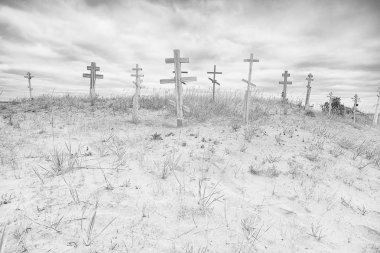 bir çöl mezarlığı / iklim değişikliği kavramı ısınma, felaket, kıyamet, Hıristiyan mezarlık mezar haçlar