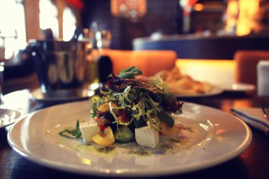 bir kafede bir masada iç restoran sofra / çatal ve sofra, güzel catering sanayi