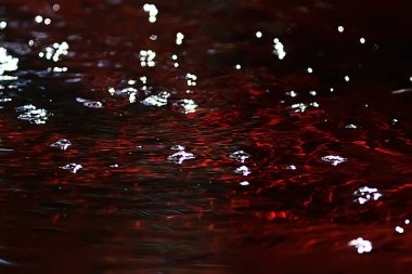 su akışı yüzeyinde kabarcıklar / berrak doğal su, hızlı akım, küçük nehir soyut arka plan